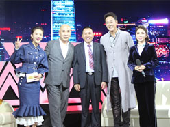 新望董事長(zhǎng)羅永輝與著名歌星劉尊老師、汪正正老師、郭津彤老師、主持人雅琪在北京電視臺(tái)錄制節(jié)目現(xiàn)場(chǎng)親切合影